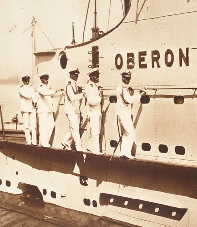 Kong Edward VIII ombord på en ubåd, på vej rundt i H.M.S. Oberon af English Photographer